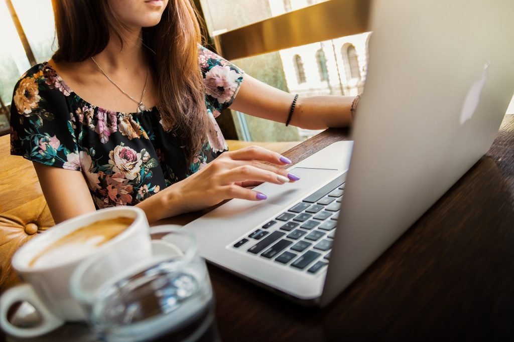 Une femme en train de travailler sur son ordinateur